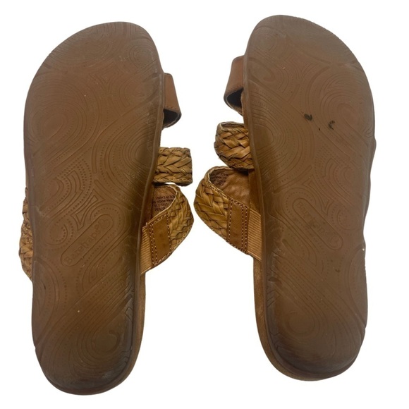 Bear traps sandals. Light brown/tan color. Gently worn size 8.5 women’s. - Picture 2 of 4